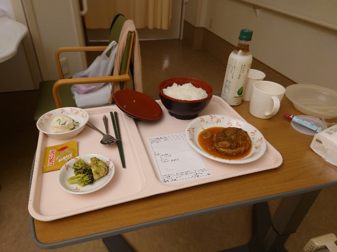 ハンバーグなどが並ぶ夕食トレーの写真