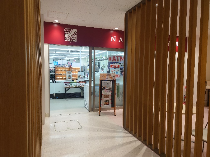 病院内にある売店の入口の写真
