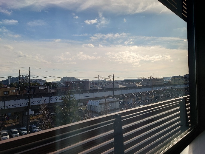 病室の窓から見える街並みと川の景色の写真