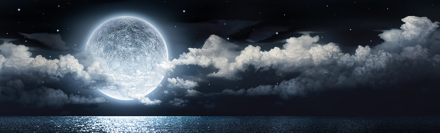 満月と雲が広がる幻想的な夜の海の風景