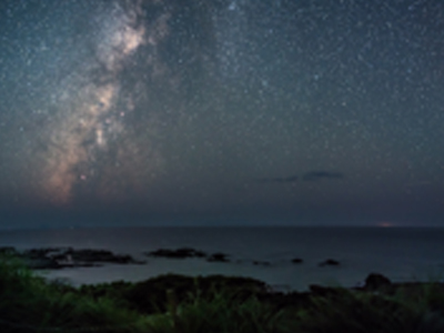 満天の星と天の川が広がる海辺の夜景