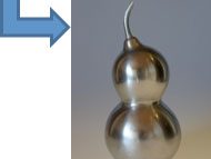 銀色に輝くひょうたん型の金属製オブジェ