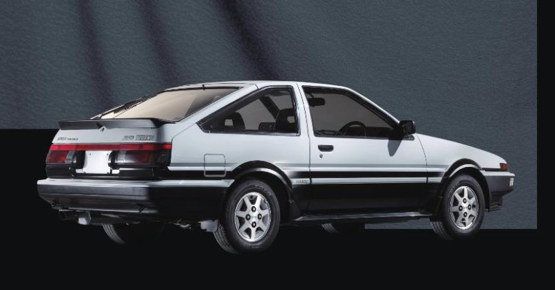 白と黒のスポーツカー（トヨタAE86）を斜め後方から写した写真（イメージ）
