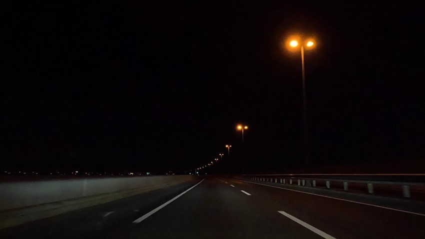 夜間の首都高速道路の様子